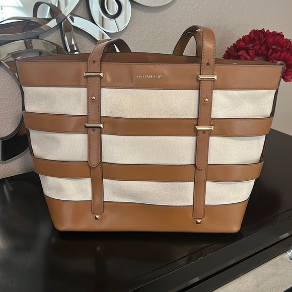 MICHAEL Michael Kors Handbags - Michael Kors Summer Bag! This bag is in great shape with pockets in and out!